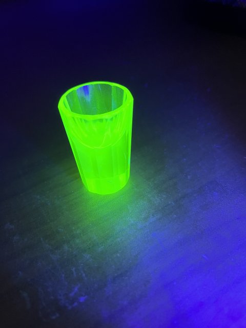 Panák z uranového skla