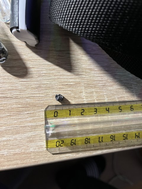 Extrémně malý kousek uraninitu