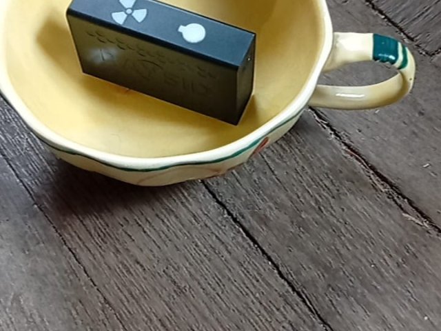 hrníček s uranovou glazurou