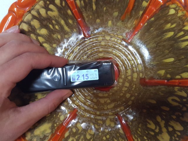 Keramická miska s uránovou glazúrou #2