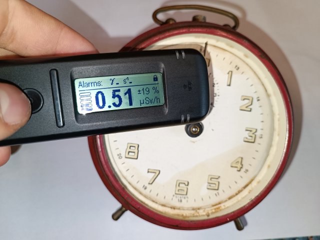 Budík s barvou Ra-226