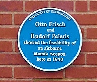  Pamětní tabule připomínající významný Frischův a Peierlsův výsledek na univerzitě v Birminghamu. - Zdroj: https://upload.wikimedia.org/