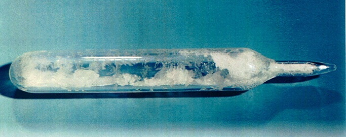 Fluorid uranový - Zdroj: https://upload.wikimedia.org/