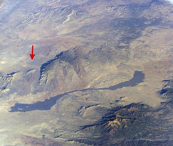  Červená šipka ukazuje umístění Trinity Site na střelnici Alamogordo. - Zdroj: https://upload.wikimedia.org/