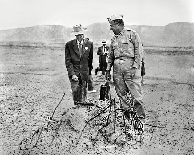  J. Robert Oppenheimer a generál Leslie Groves v místě exploze. - Zdroj: https://www.ft.com/