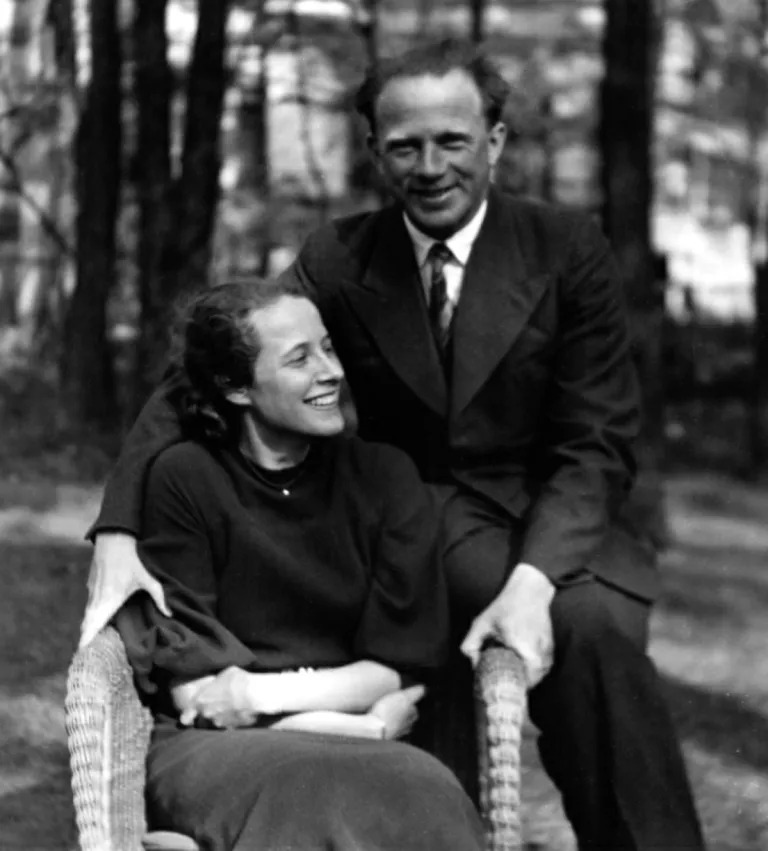  Werner Heisenberg se snoubenkou Elizabeth v roce 1937. - Zdroj: https://i0.wp.com/